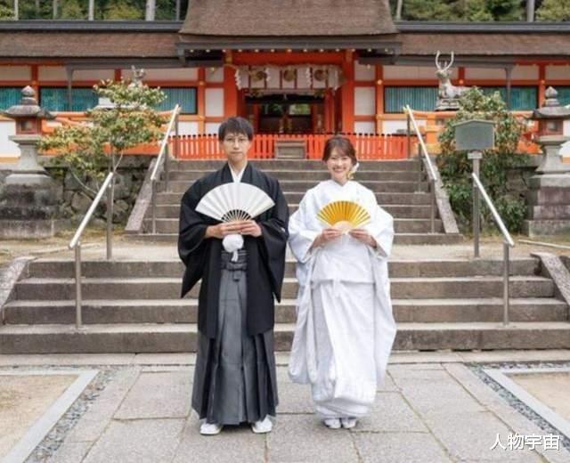 他出道16个月红馆开唱,娶日本老婆惹人羡慕,漂亮太太生活接地气