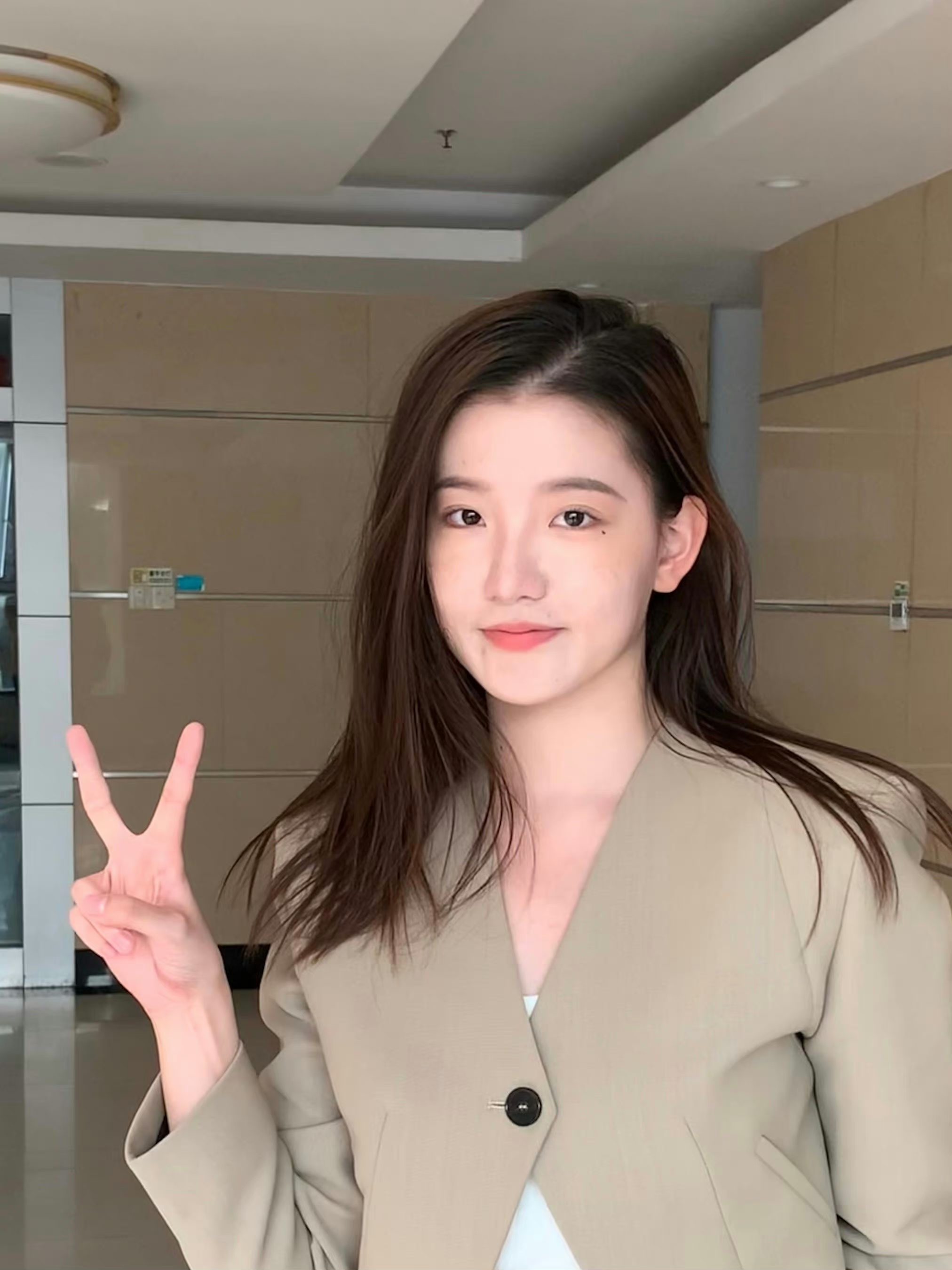 25岁孟羽童被辞退后！仍以500强董事长秘书自居，引起网友的热议