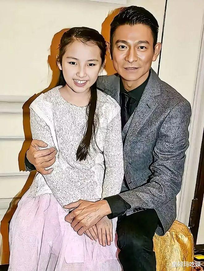 刘德华12岁女儿近照曝光,花5亿富养大的女儿,没想到长成了这样
