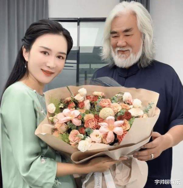 张纪中一家去新疆旅游,老婆大着肚子牵马,老爷子蹒跚护妻好心酸