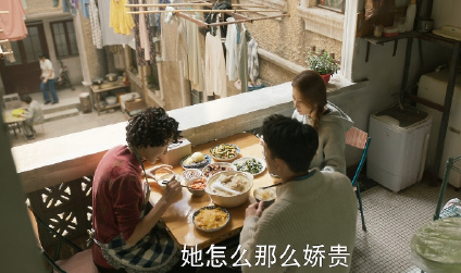 看完刘亦菲孕期吃汉堡的镜头，才知道什么是“教科书式”的演技...