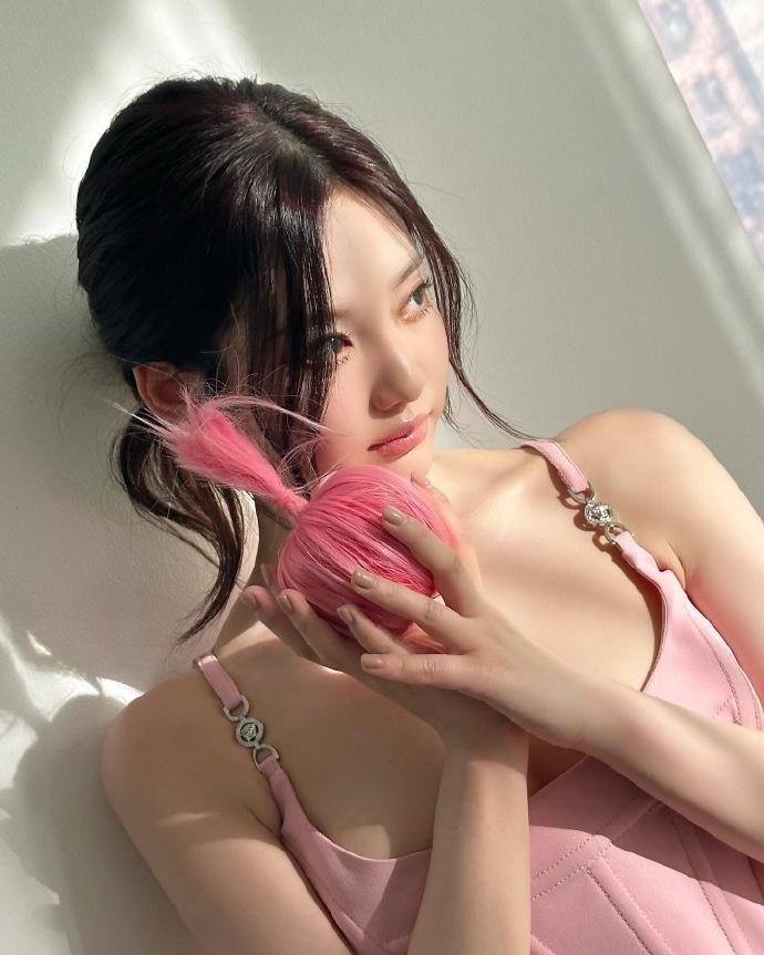 她上传了一张照片,被韩网友认为和男爱豆约会,还成为了热门话题