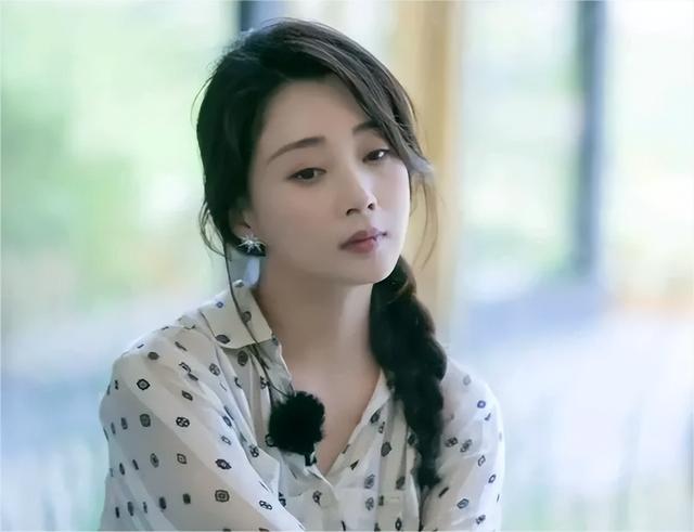 她是演员中的女富豪,多辆豪车轮流开,如今45岁却活得像20岁