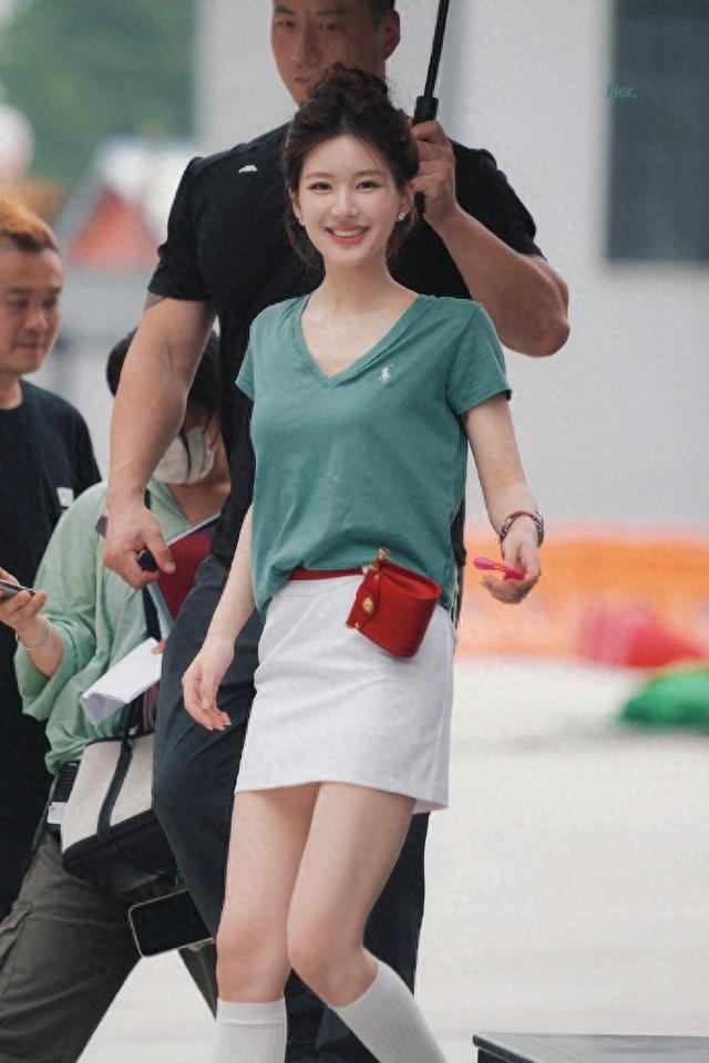 赵露思甜美变女神,瘦身成功后,穿瑜伽裤大方展示好身材