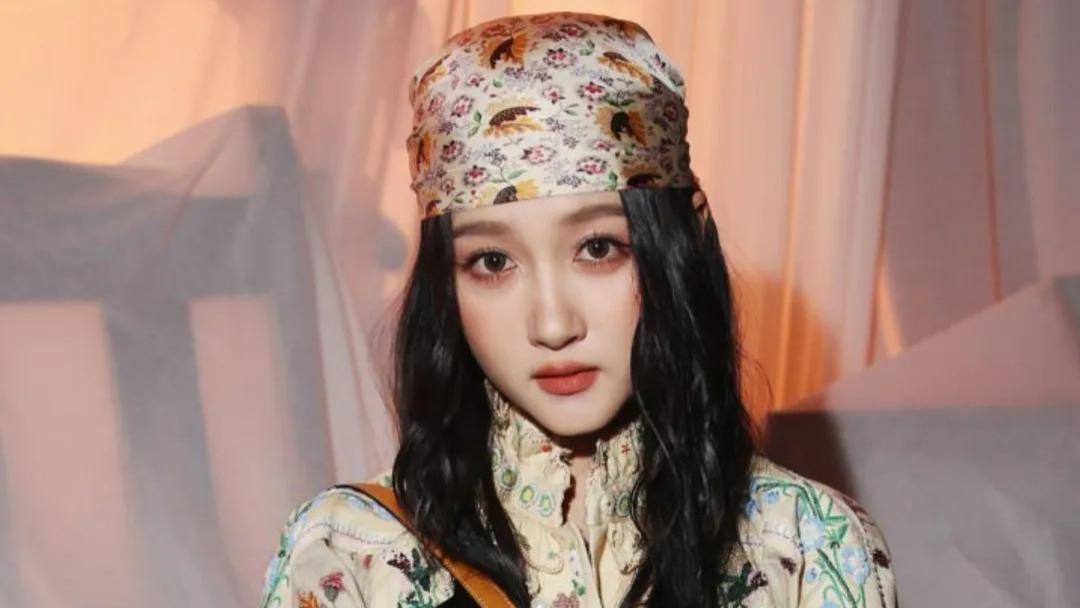 巴黎这场大秀，杨紫造型老气，张晚意像县城王子，关晓彤差强人意