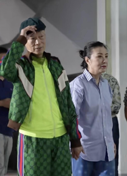 汪明荃私下走路步履蹒跚,体态比罗家英差不少,健康状况让人担忧