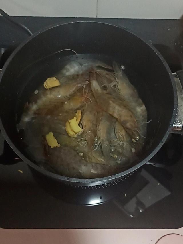 煮大虾时，用热水煮还是凉水煮？牢记这3招，虾肉鲜嫩，还没腥味