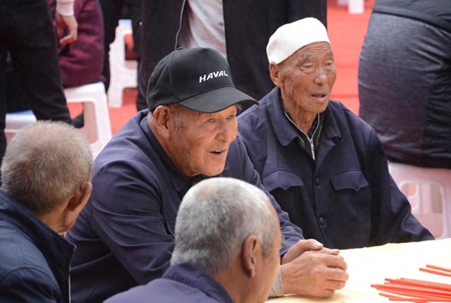 苹果、西瓜不要吃？医生劝告：上年纪，可要少碰苹果和西瓜