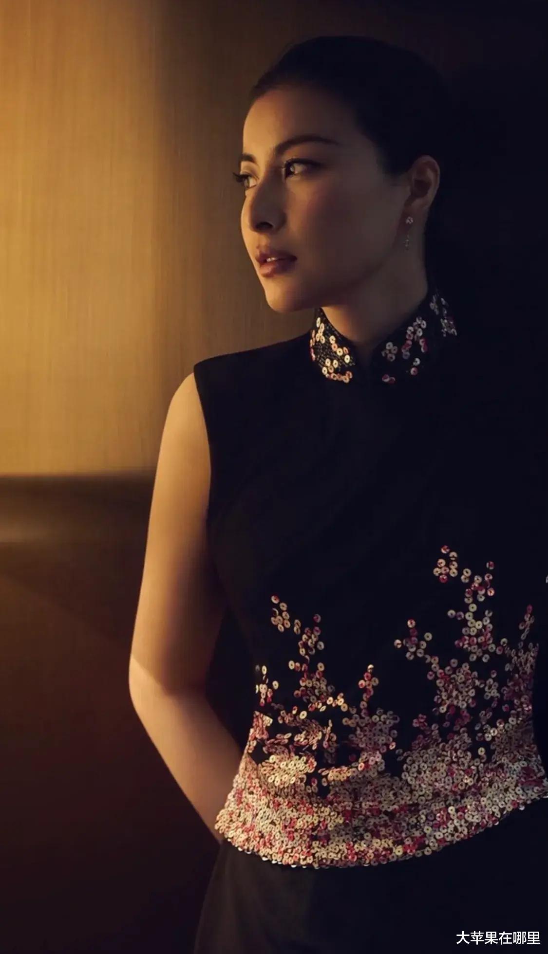 郭晶晶穿粉色旗袍美上天,霍启刚给她披披肩,他俩在演民国夫妇!