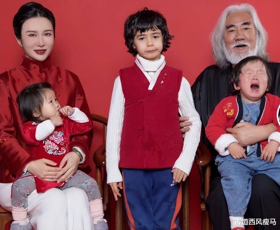 张纪中一家五口在美国过年,唯独没带大儿子,继子年纪越大越忌讳