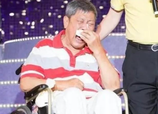 |他因春晚一夜成名，意外摔成“脑瘫”被妻子抛弃，情人却不离不弃