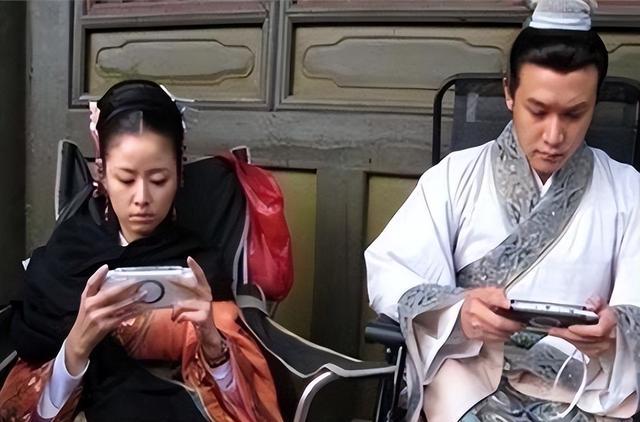 演员休息时都在干嘛？猪八戒抽烟我忍了，杨紫这张我可以笑一整天