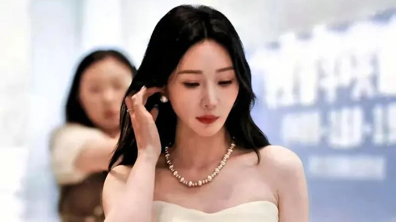 45岁柳岩挺5个月孕肚，现身医院做产检，恭喜她当妈妈