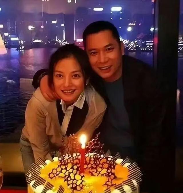 赵薇官宣离婚,前夫背负债务11.2亿,网友喊话黄晓明去追赵薇!