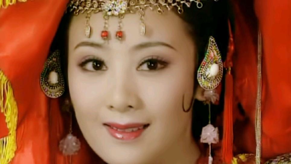 44岁的小李琳逛街吃烧烤被吐槽变胖了，网友：对女人这么大敌意