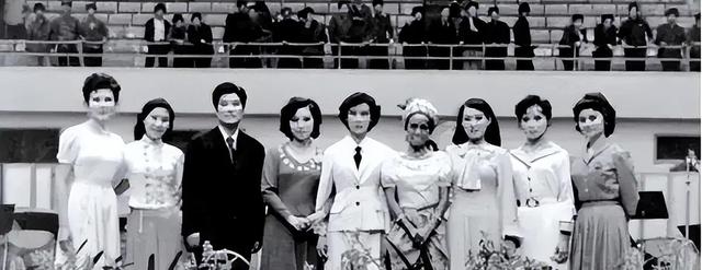 靠登上春晚走红，却热衷效忠美国，如今想回国捞金