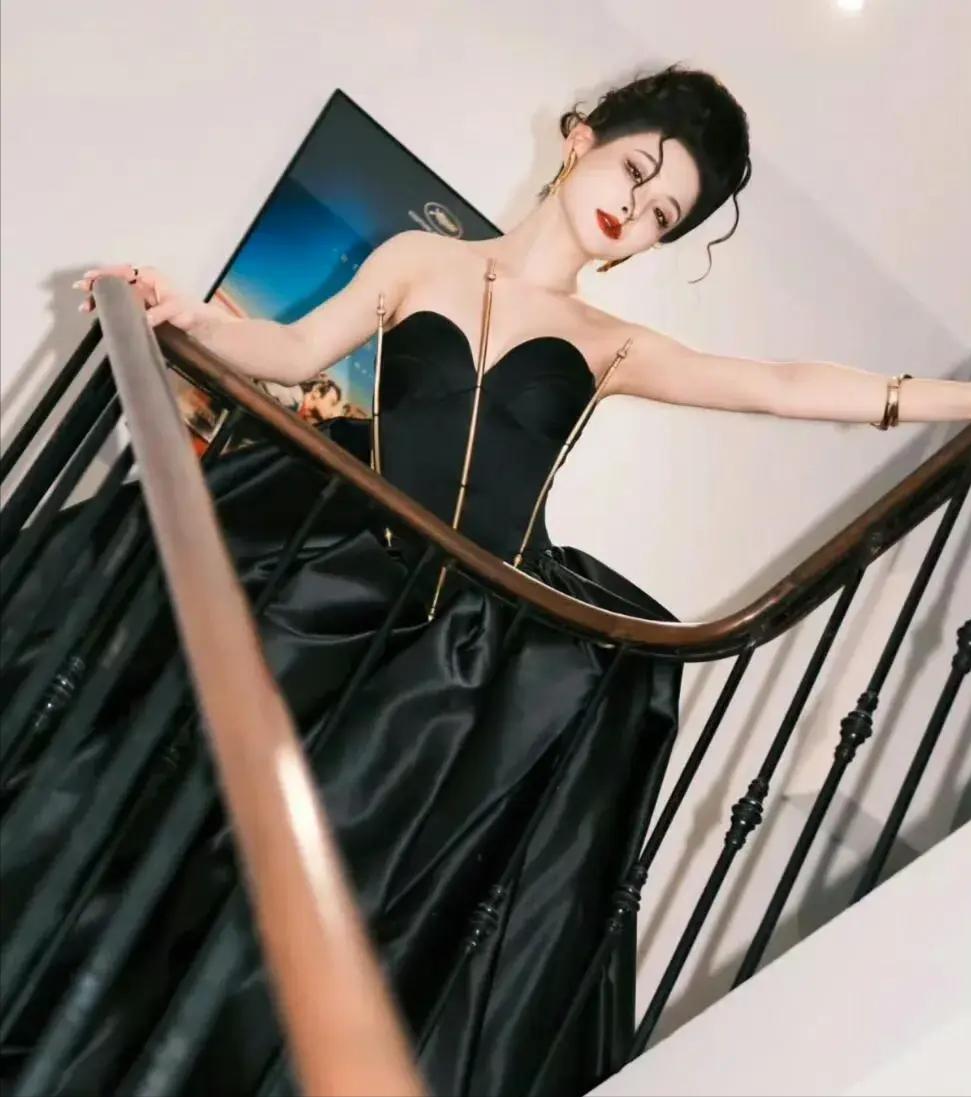 两次爆红,1。1亿获赞,粉丝超千万,追她的男人已经排到宇宙尽头