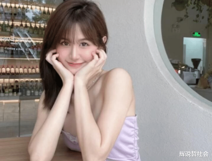 翻车现场！网红洗澡不关门，被全程直播，画面令人面红耳赤