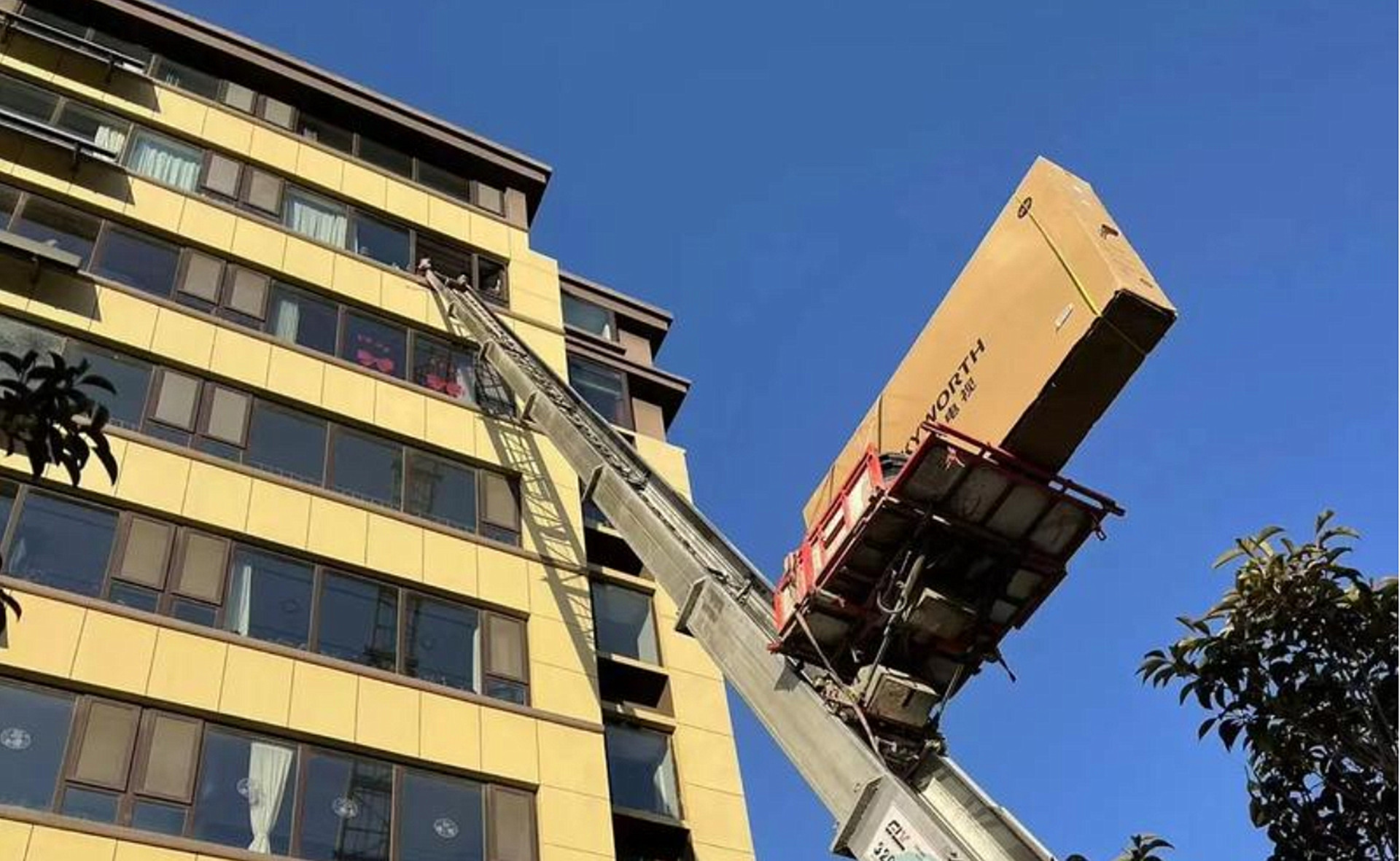 首发价15999元的100英寸电视，跌至8999元，百吋旗舰售价一降再降