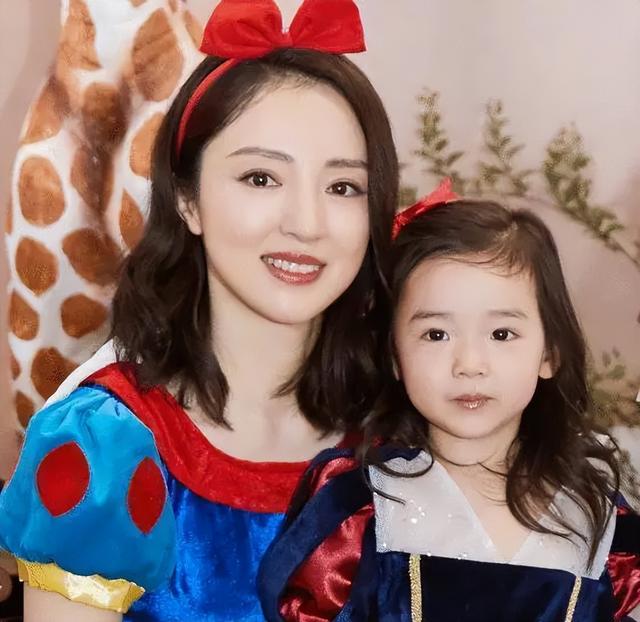 45岁董璇晒庆生照,穿抹胸黑裙又美又飒,颜值身材不输年轻小姑娘