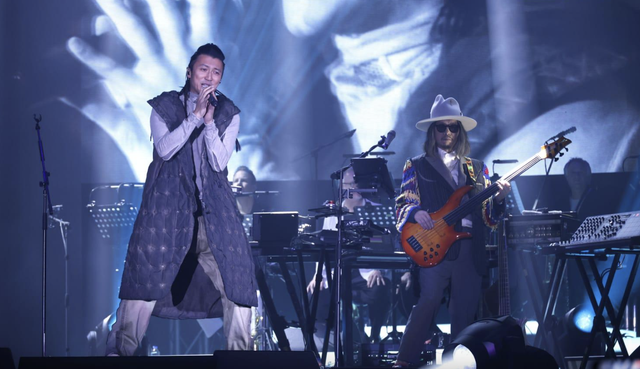 谢霆锋回香港演出情绪激昂，以长发登场有型有款，狄波拉现身捧场