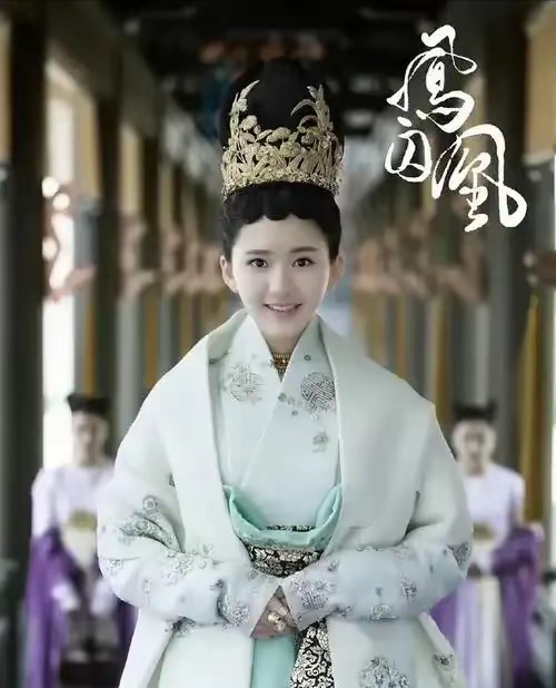 赵露思没理会于正喊话，坐在床上大口吃锅包肉，脚下踩着余华的书