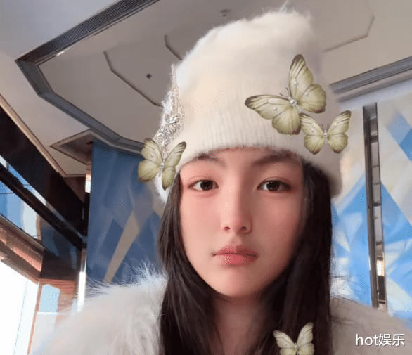 李湘一家三口英国看展,王岳伦逆生长,王诗龄一身行头超4万