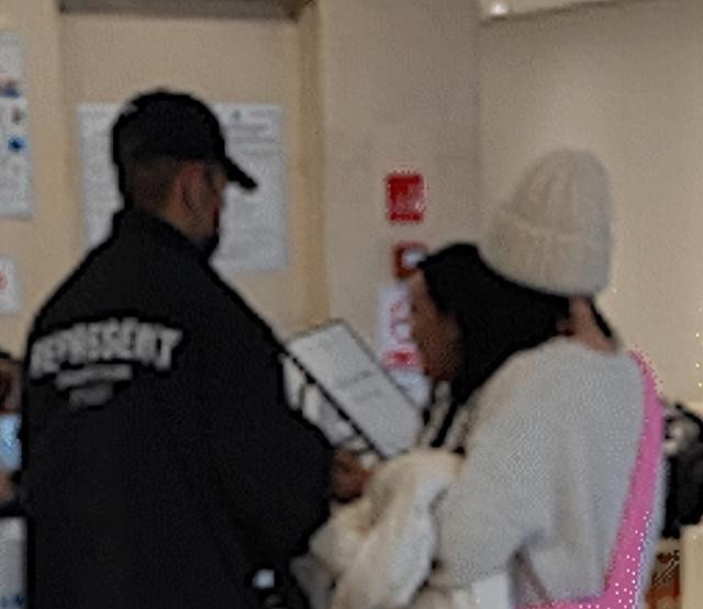 未婚先孕?44岁柳岩小腹隆起现身医院,神秘男子酷似黑泽良平