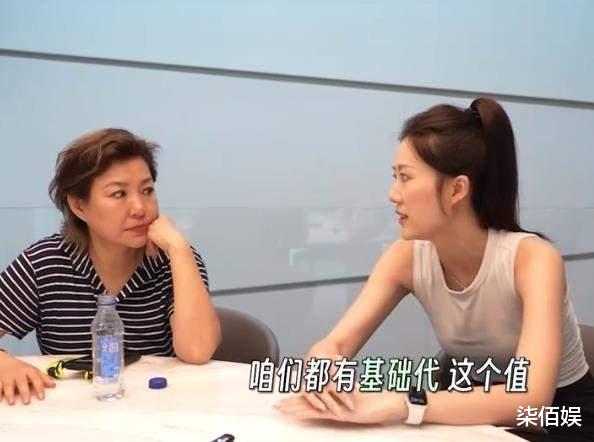 54岁李静自曝瘦55斤，和21岁女儿一样苗条，更显年轻实现逆生长