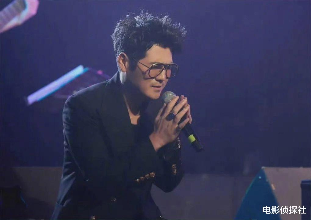 歌手曹格近况曝光，演唱会上公开征女友，曾因酗酒家暴断送婚姻