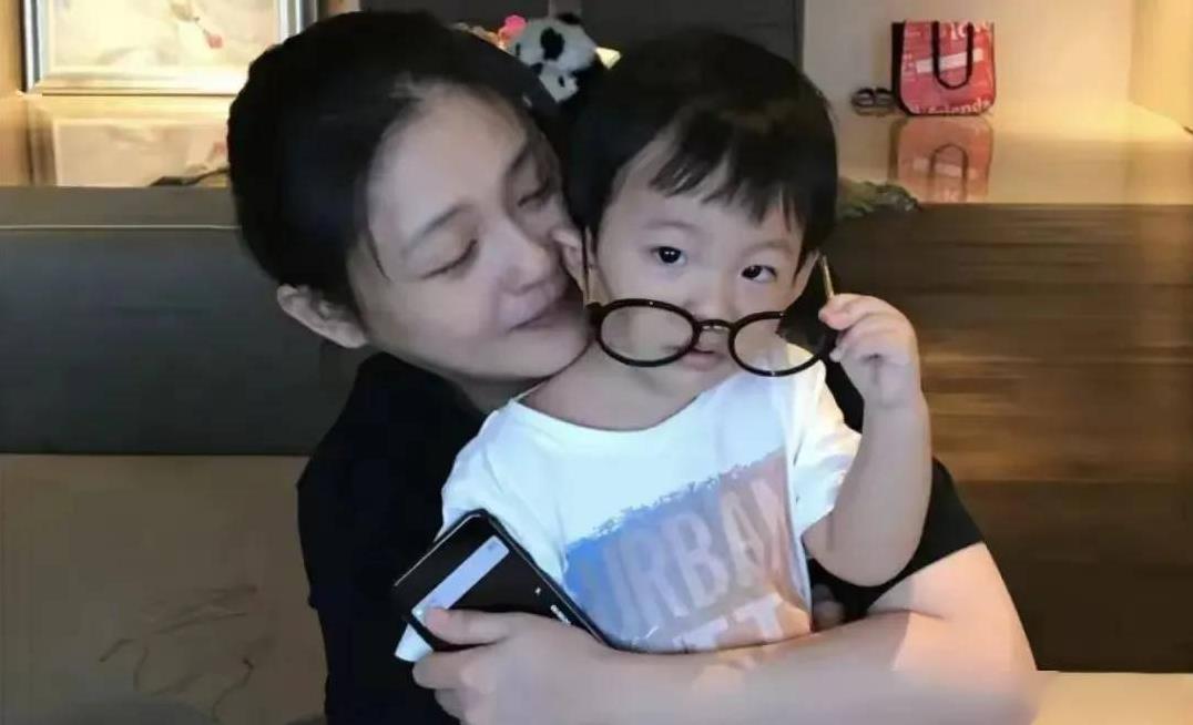 大S离世192小时后，一双儿女踏上迢迢回京路