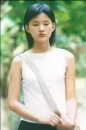 38岁女演员租房度日上热搜，昔日“国民初恋”过气成“卖货柜姐”