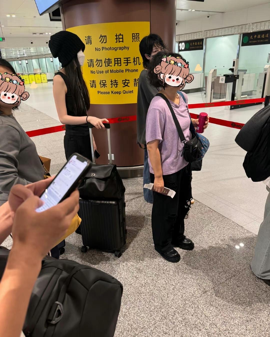 王菲现身英国机场被偶遇,送李嫣留学后乘机回国,着装朴素好低调