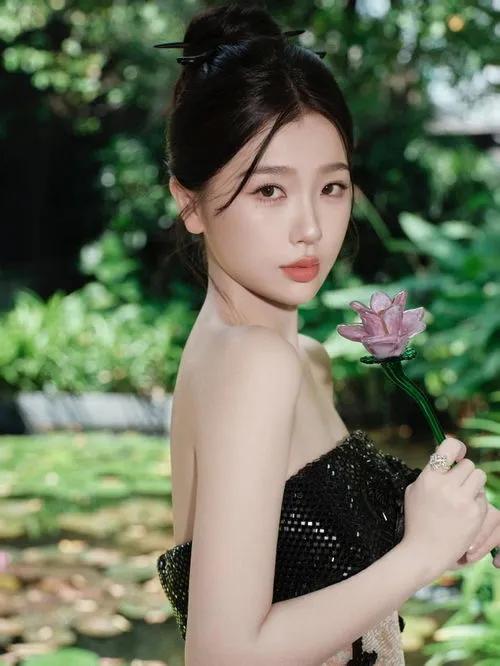 虞书欣新剧婚服美图曝光,眼眶含泪惹人怜爱