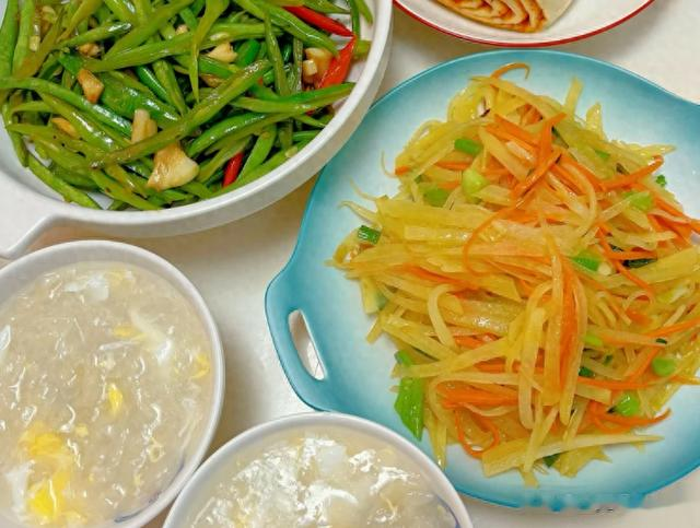 13岁男孩晒妈妈上班前后伙食对比,家里伙食大变样,网友:很心酸