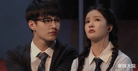 热吻被拍,他俩的恋情藏不住了?