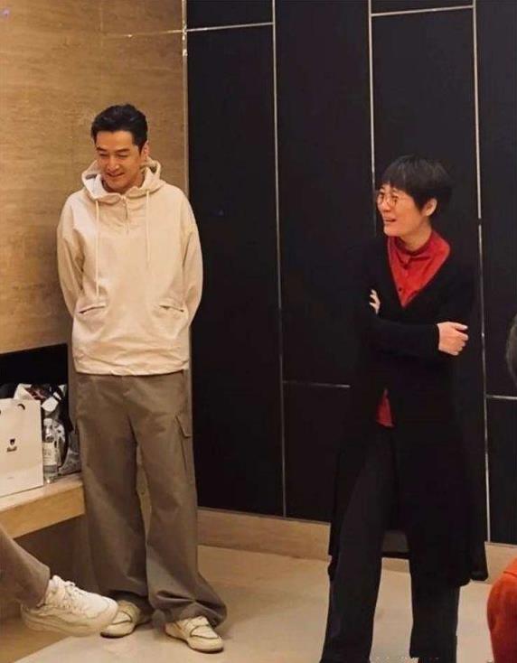 胡歌一家罕见亮相，女儿小茉莉学会走路，黄曦宁披长发抢镜，幸福