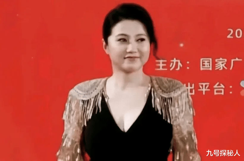 飞天奖内场,坐在唐嫣身后的颜丙燕,把人情世故展现得淋漓尽致