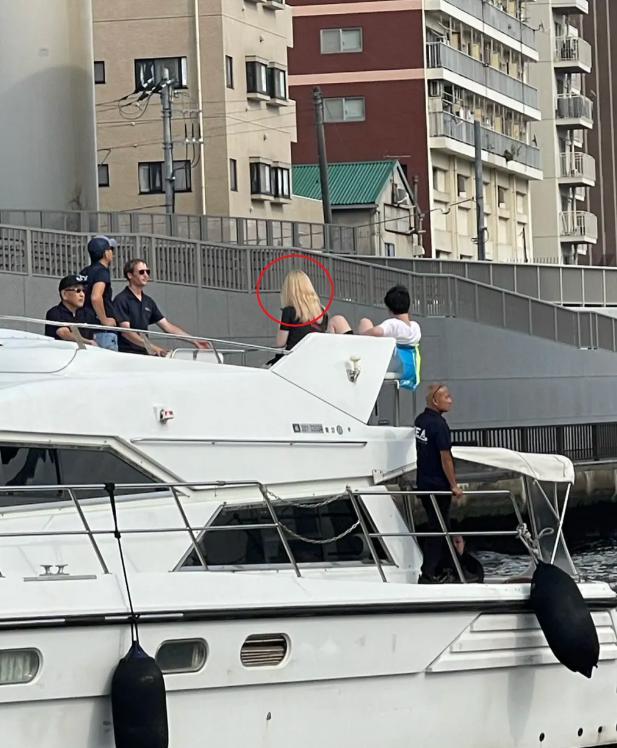 王思聪带了俩外国美女出海,女方金发碧眼身材辣,五保镖贴身保护