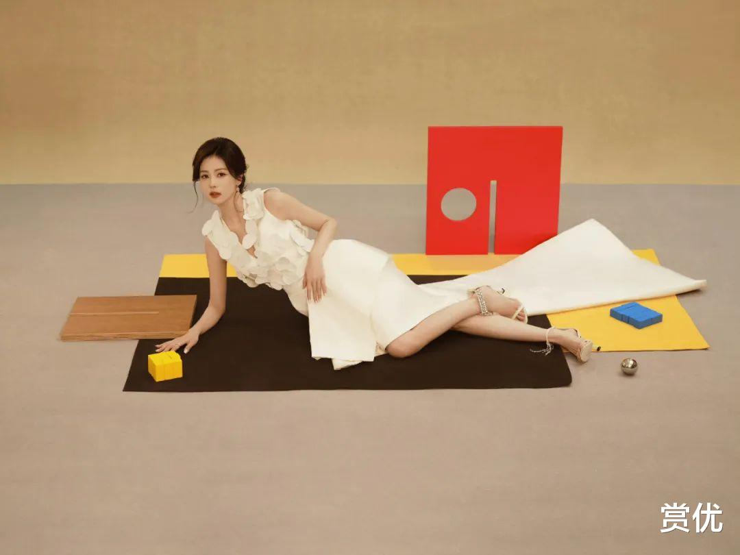 白鹿肤白似雪 长腿高跟