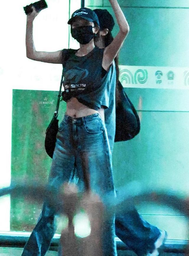 翻车了!杨幂露腰黑T“秀腹肌”,胸部却遭网友吐槽:下垂严重!