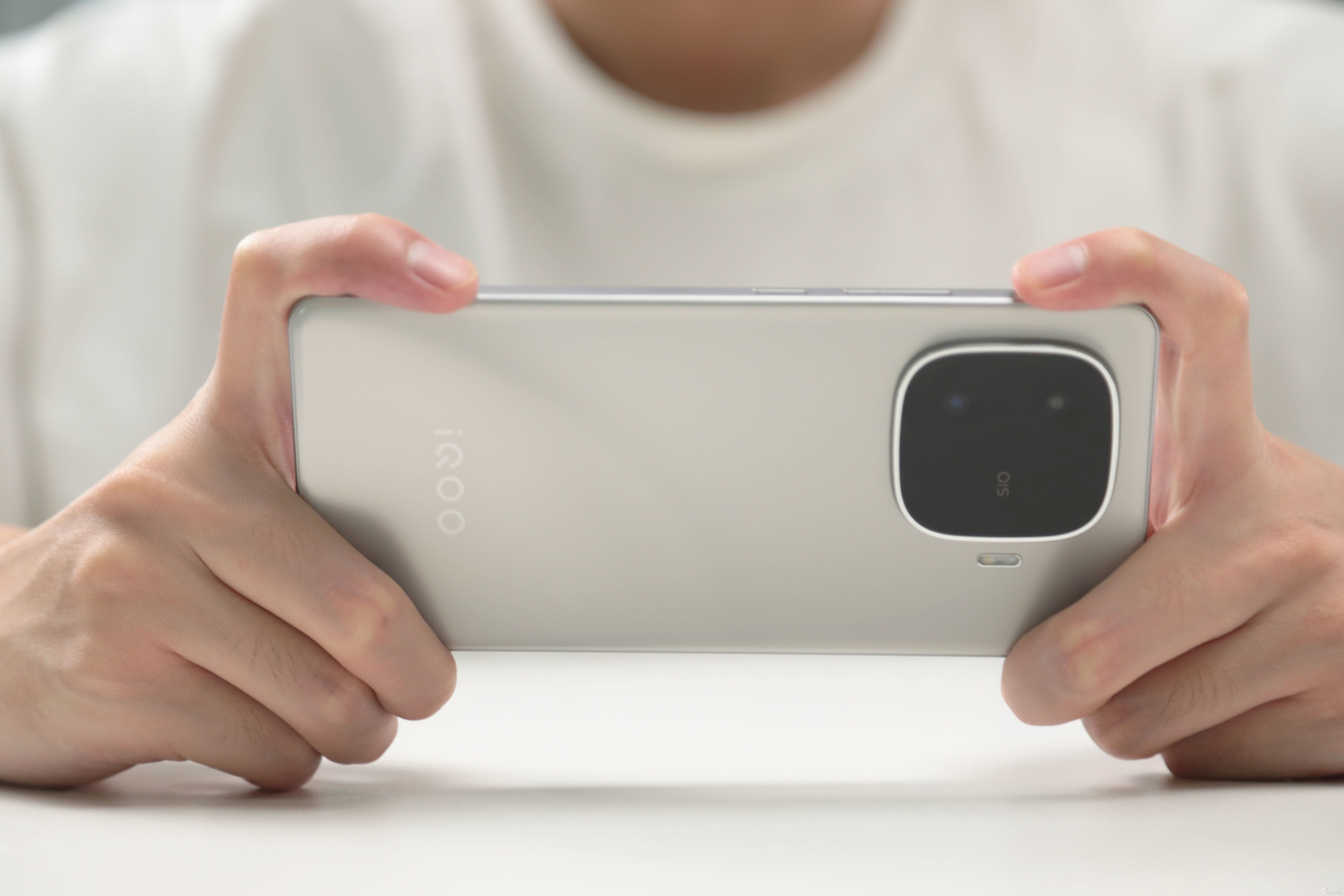 iQOO Z9 Turbo+图赏：月影钛 引领设计新质感