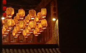 我哥为爱把假千金变成真千金把我赶出家门，我身份曝光后，全家跪求我原谅