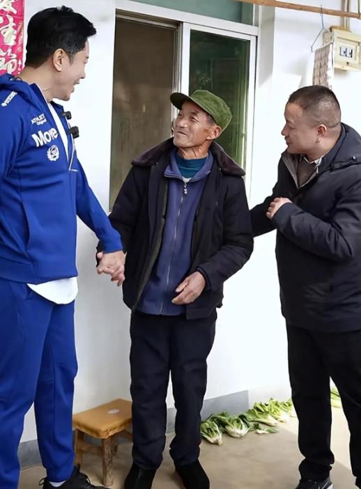 55岁毛宁近照曝光,脖子纹路深,老人相凸显,网友:像个老嫂子