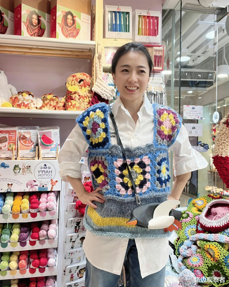 甘比郑秀文钟楚红闺蜜情深,共同推广钩织文化