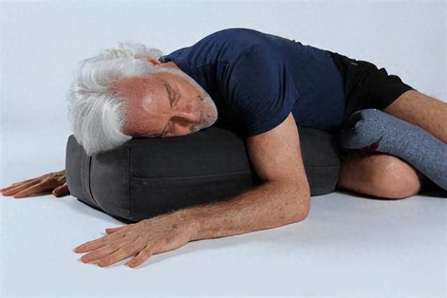 恢复性瑜伽：7个动作可以舒缓紧绷、疲惫的肌肉，为你的身心充电