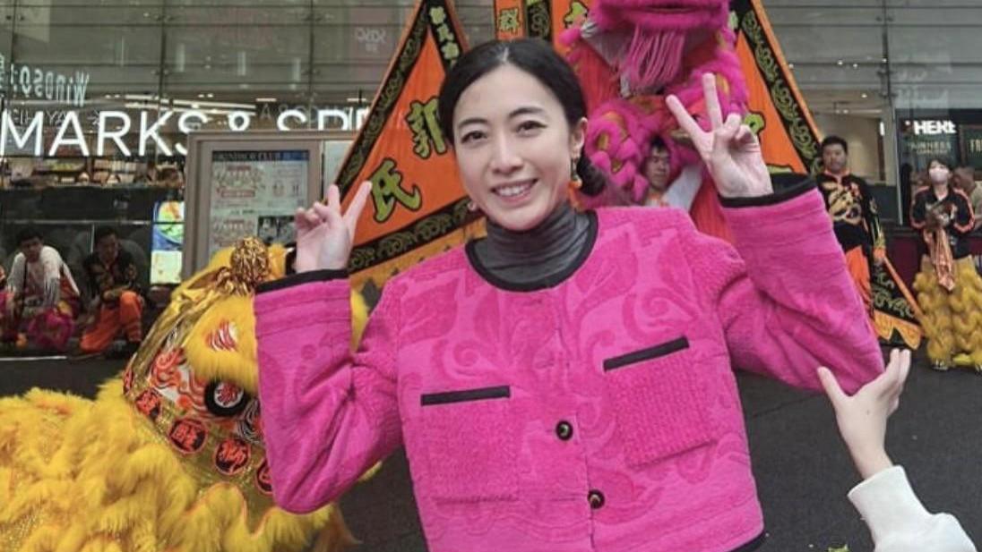 甘比新年率员工向租户拜年，打扮喜庆端庄，现场舞狮舞龙场面隆重