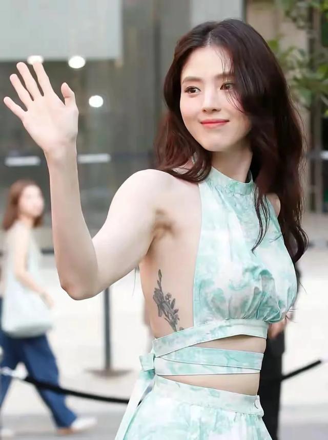韩素希短发造型好萌妹,机场路透秀大长腿,无意暴露大腿内侧纹身