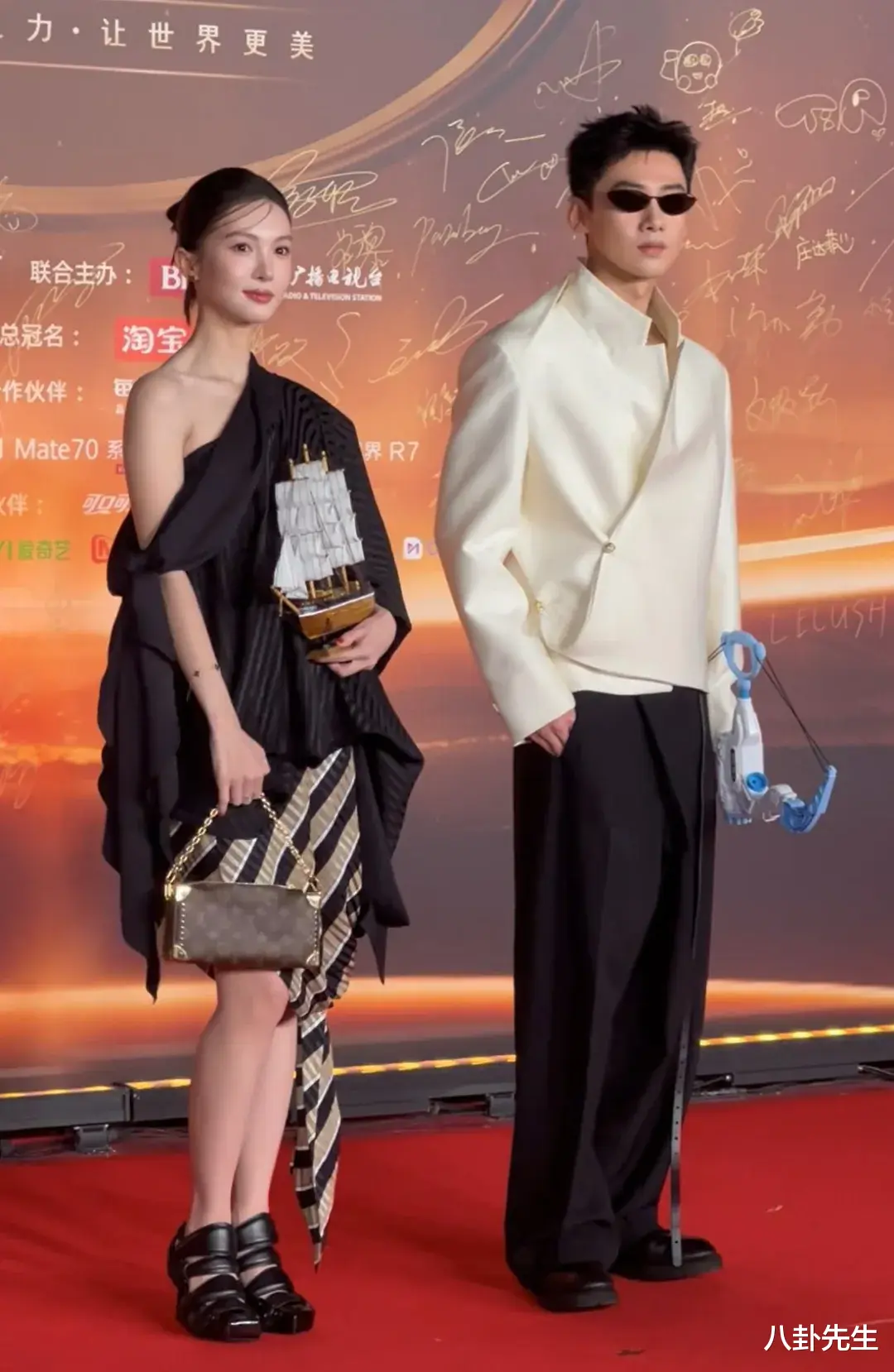 微博之夜红毯：关晓彤陈都灵穿错衣服，杨紫古风造型独特，赵丽颖好美