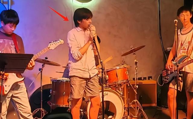 看了刘烨14岁儿子近照,才明白混血儿的心酸,周华健比儿子还年轻